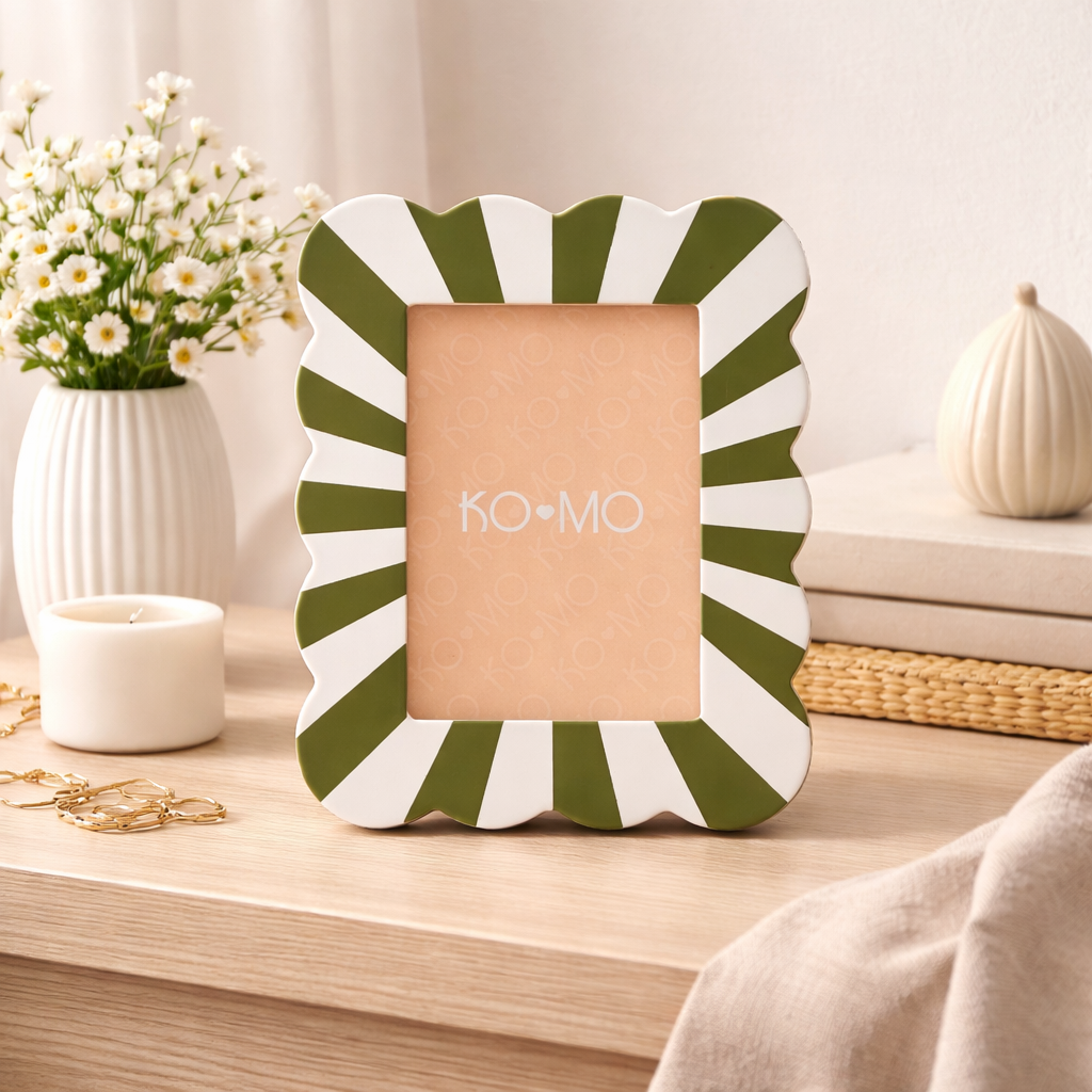 Green & White Scallop Resin Photo Frame 5x7 Inch